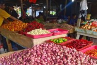 Tumpukan bawang merah memenuhi pasar tradisional, harga relatif stabil, aktivitas jual beli tetap ramai menjelang akhir tahun. (Foto : Evha Ahsan)