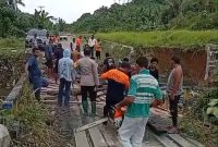 Warga Trans Patlean Halmahera Timur gotong royong perbaiki jembatan rusak akibat banjir demi kelancaran akses. (Foto : Agus Handoko)