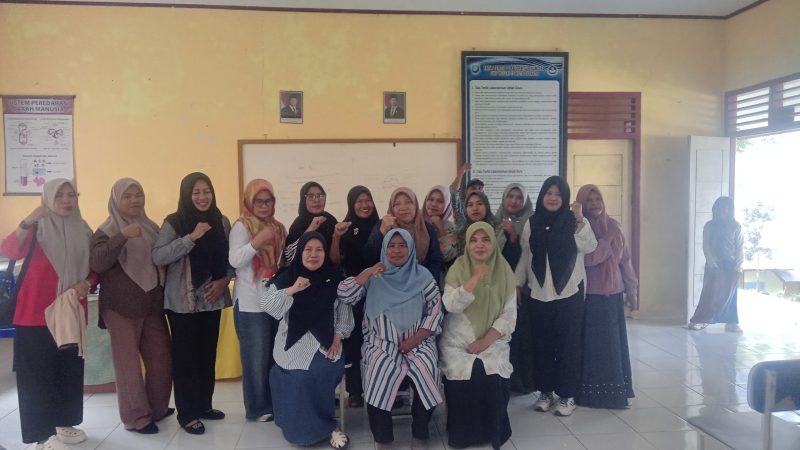 Foto: Guru, Bendahara, Kepala Sekola bersama perwakilan dinas pendidikan kota Ternate. Bay: Aji