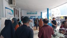 Foto: Penumpang di Pelabuhan Ahmad Yani