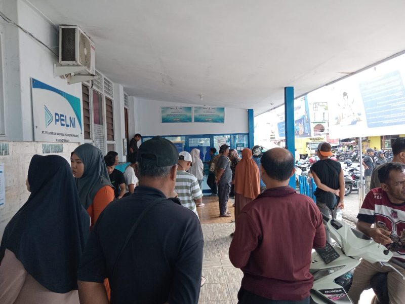 Foto: Penumpang di Pelabuhan Ahmad Yani 